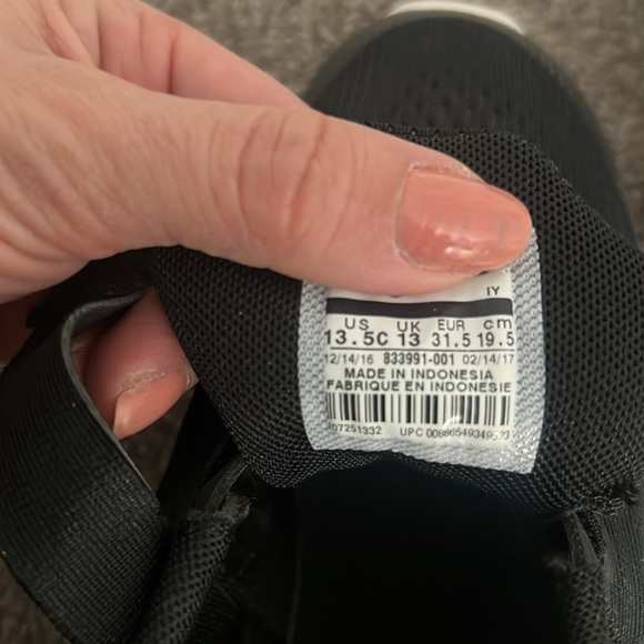 Black Velcro Nike runners  never worn - Picture 4 of 4